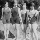 5 kobiet w kostiumach kpielowych, ktre wstrzsny wiatem