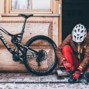 Wsiadamy na rower jesieni i zim. Jak jedzi bezpiecznie i komfortowo przy fatalnej pogodzie?