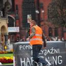 Happening: Zafoliowali pomnik na Placu Sowiaskim 