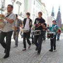 Parada perkusistw przesza przez centrum