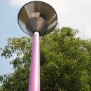 Fioletowe latarnie w parku Andersa