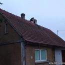 Schował się na dachu licząc, że za kominem będzie mniej widoczny...